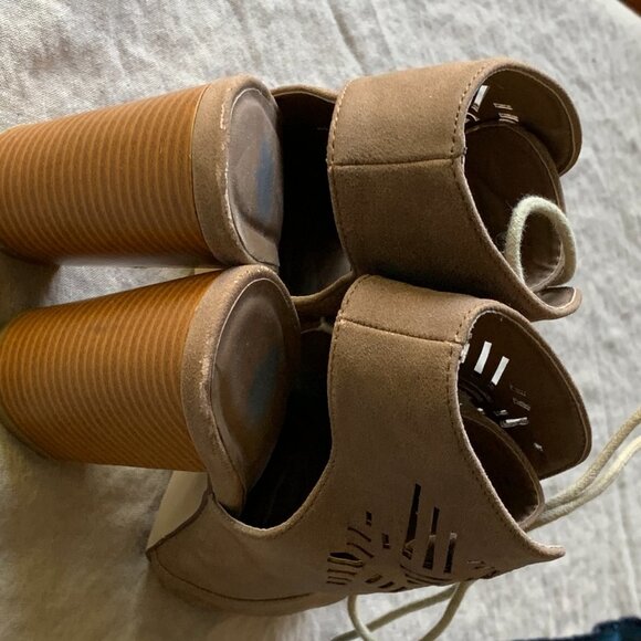 Vince Camuto nubuck heeled sandals - Picture 4 of 7